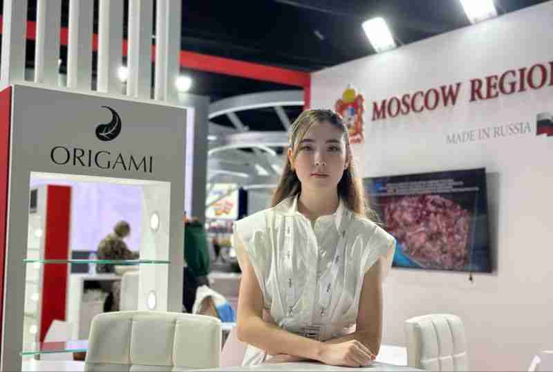 Russian-speaking interpreter assistant Dubai exhibition stand promoter Dubai Gulfood hostess Russian business assistant Russian English Dubai